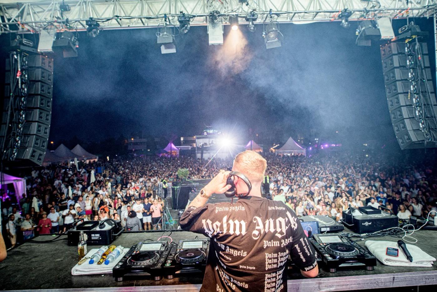 DJ vor tausenden Menschen bei Nacht