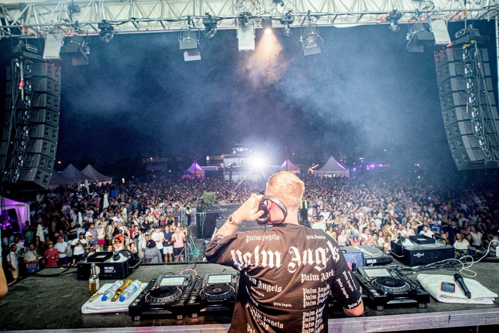 DJ vor tausenden Menschen bei Nacht auf dem Neuen Messplatz