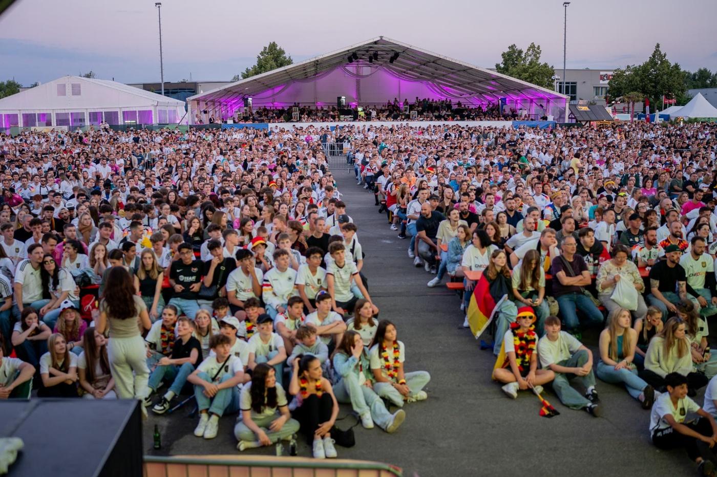 Zuschauer in der Arena bei Dämmerung